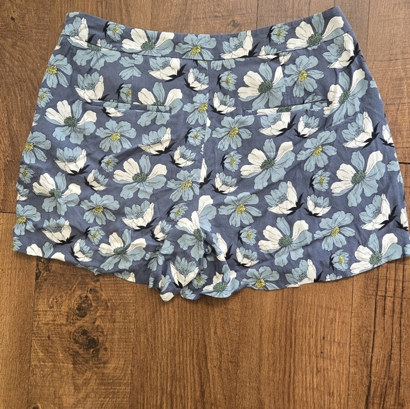 Loft Outlet Pleated Floral Shorts Size 6 - Picture 2 of 9
